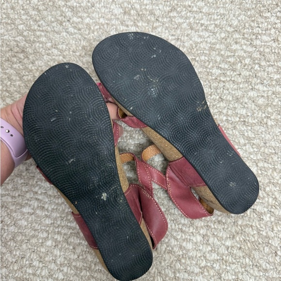 Taos Women’s red Leather Sandals Embellished With Flowers Size US 9-9.5 - Picture 7 of 10